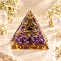 PIRÂMIDE DE ORGONITE COM BUDA E CRISTAIS VIOLETAS – MEDITAÇÃO, HARMONIA E DECORAÇÃO