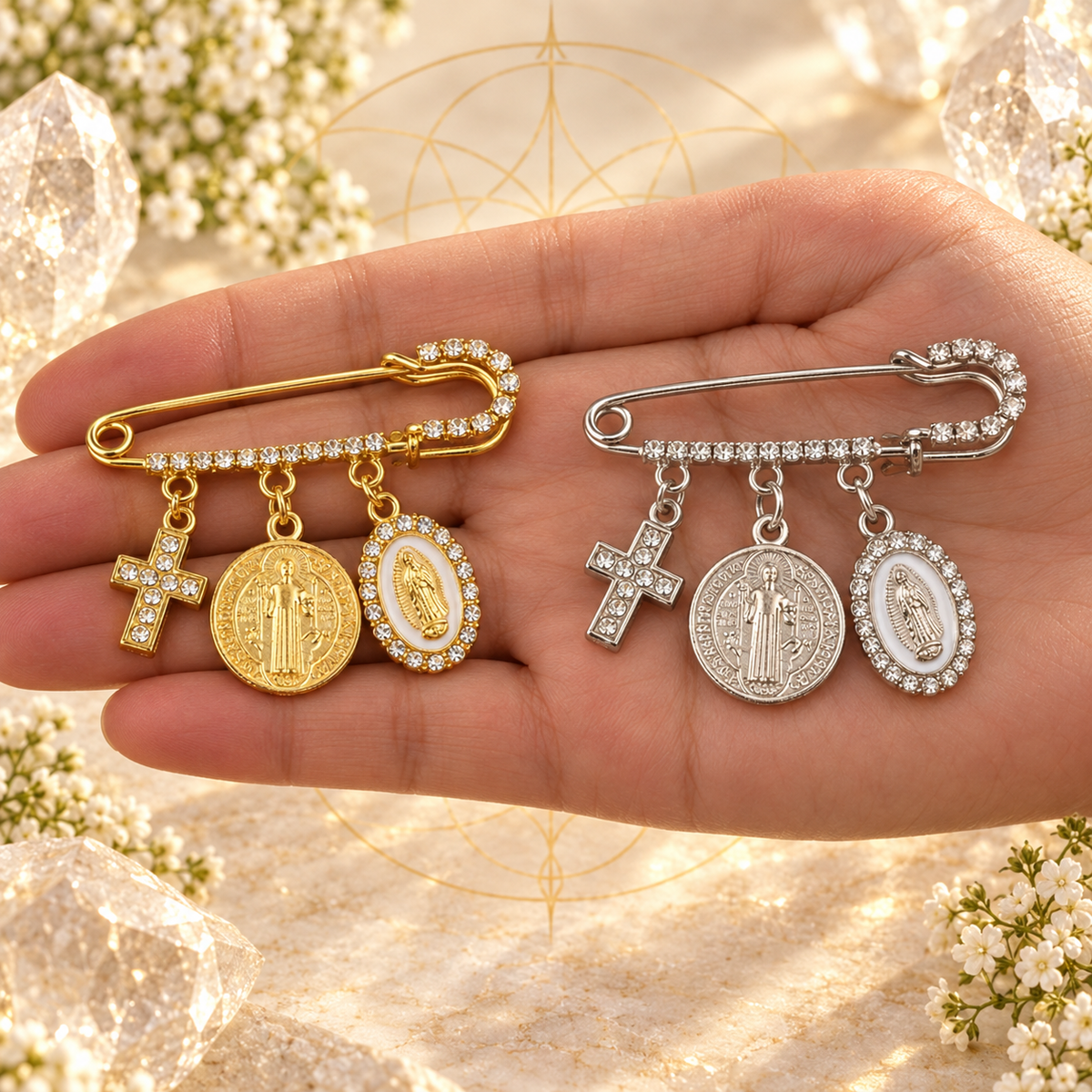 BROCHE COM MEDALHA DE SÃO BENTO, NOSSA SENHORA DE GUADALUPE E CRUZ