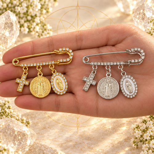 BROCHE COM MEDALHA DE SÃO BENTO, NOSSA SENHORA DE GUADALUPE E CRUZ