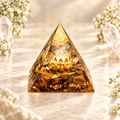 PIRÂMIDE DE ORGONITE LÓTUS COM OLHO DE TIGRE E CRISTAL TRANSPARENTE. CORAGEM, FOCO E PROTEÇÃO