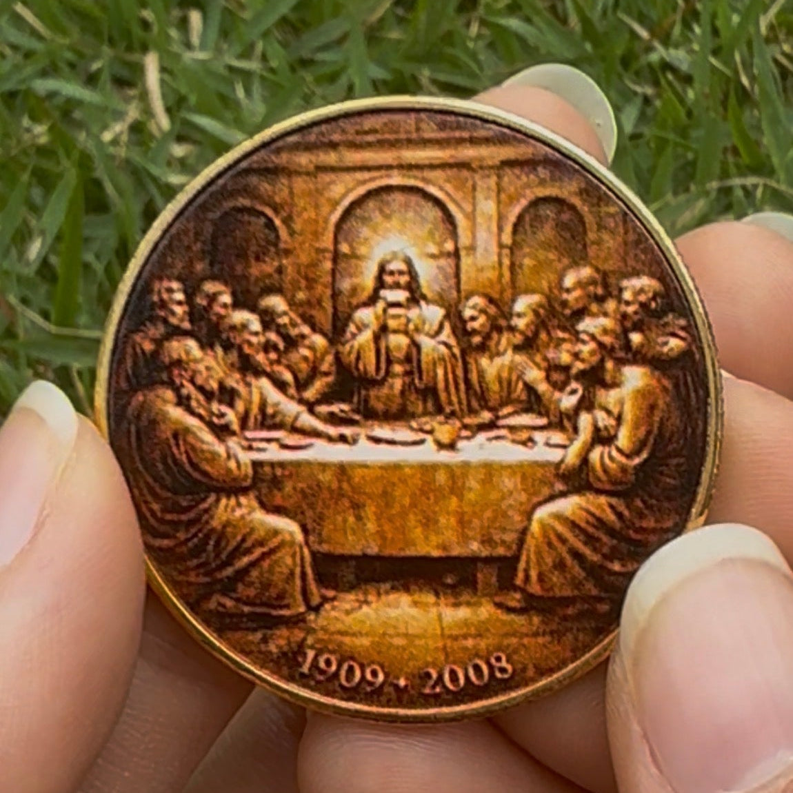 Detalhe real do verso da moeda da Última Ceia