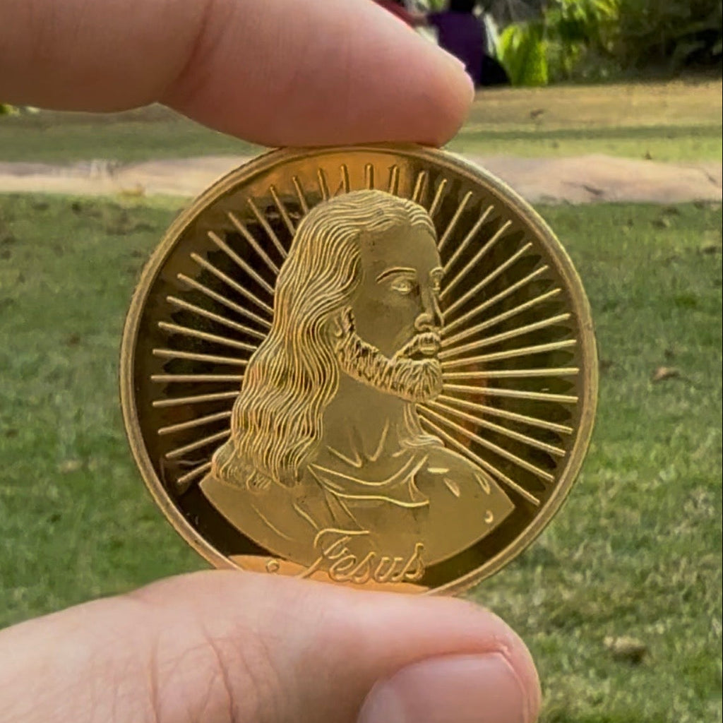 MOEDA SAGRADA DE JESUS RADIANTE - JOÃO 3:16 - GRAVADO EM DOURADO.