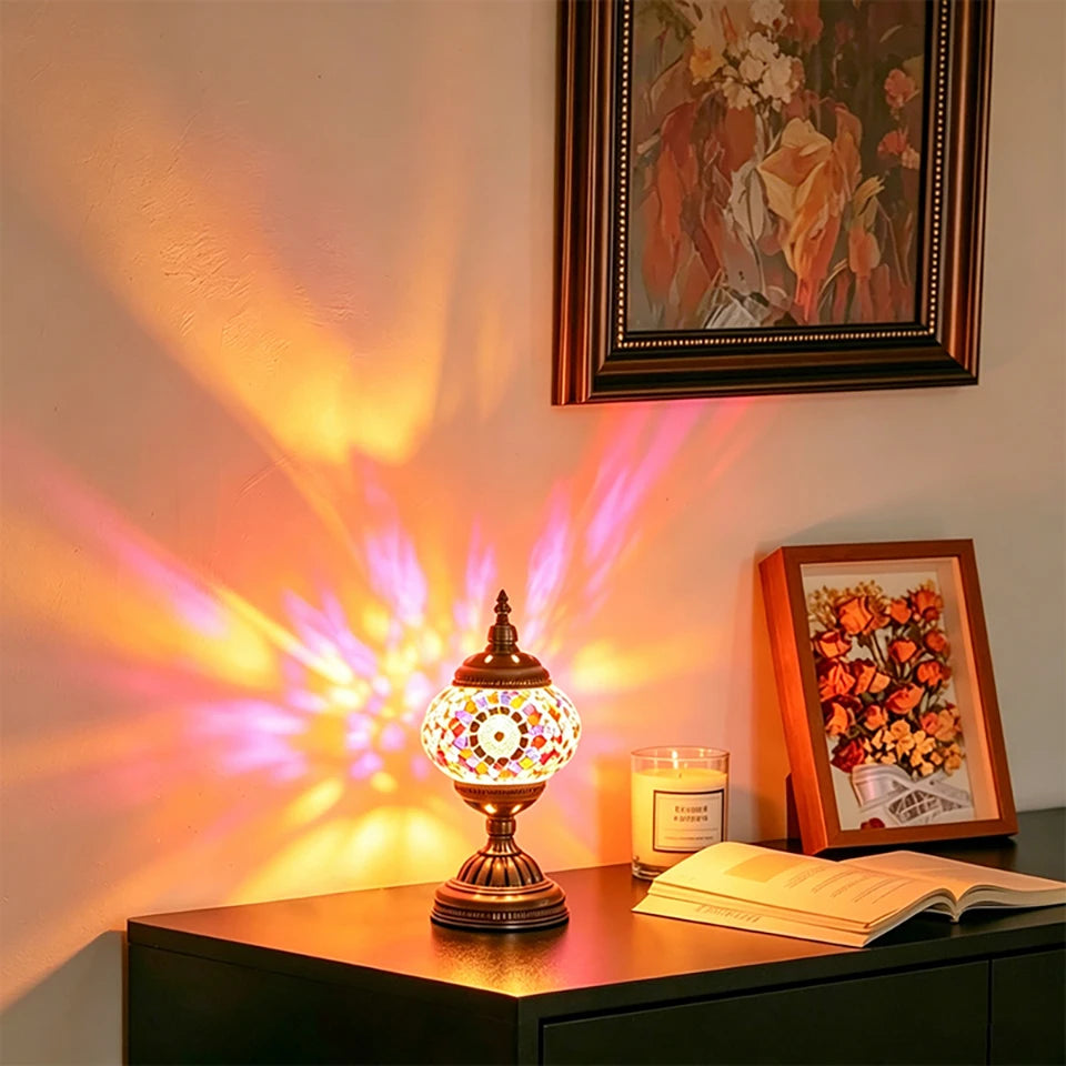 LUMINÁRIA DE MESA COM VIDRO COLORIDO — LUZ E ACOLHIMENTO