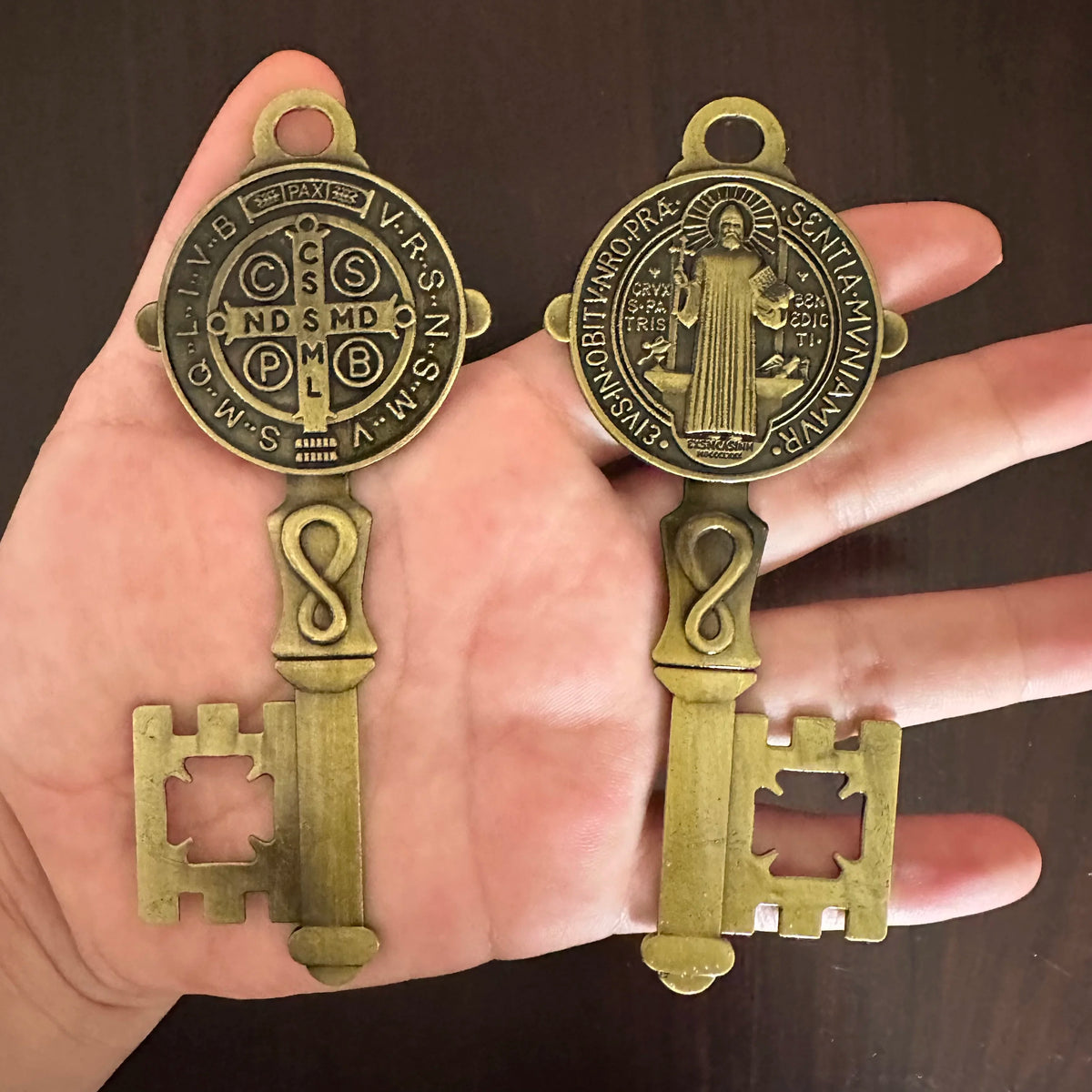 CHAVES DECORATIVAS DE SÃO BENTO – FÉ PARA O LAR | 2 PEÇAS