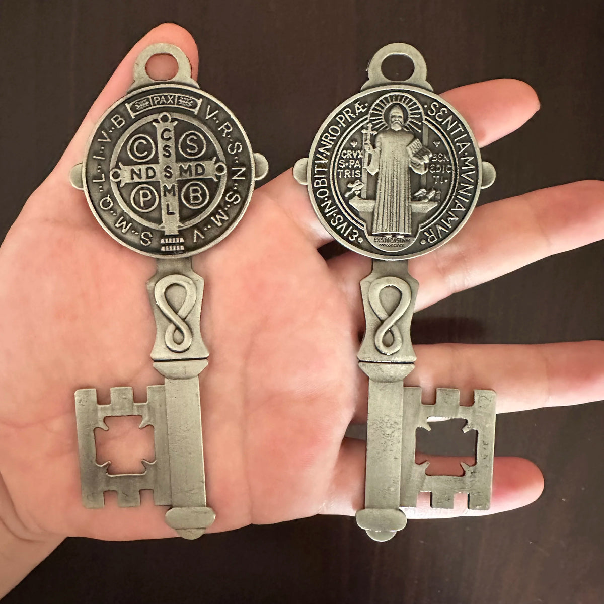 CHAVES DECORATIVAS DE SÃO BENTO – FÉ PARA O LAR | 2 PEÇAS