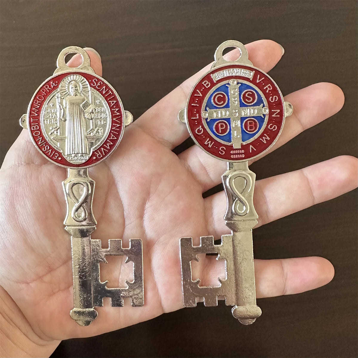 CHAVES DECORATIVAS DE SÃO BENTO – FÉ PARA O LAR | 2 PEÇAS