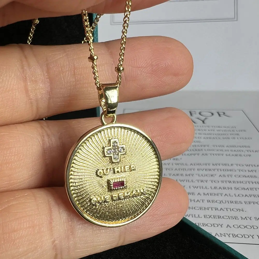 COLAR AMOR EM FRANCÊS COM MEDALHA DOURADA