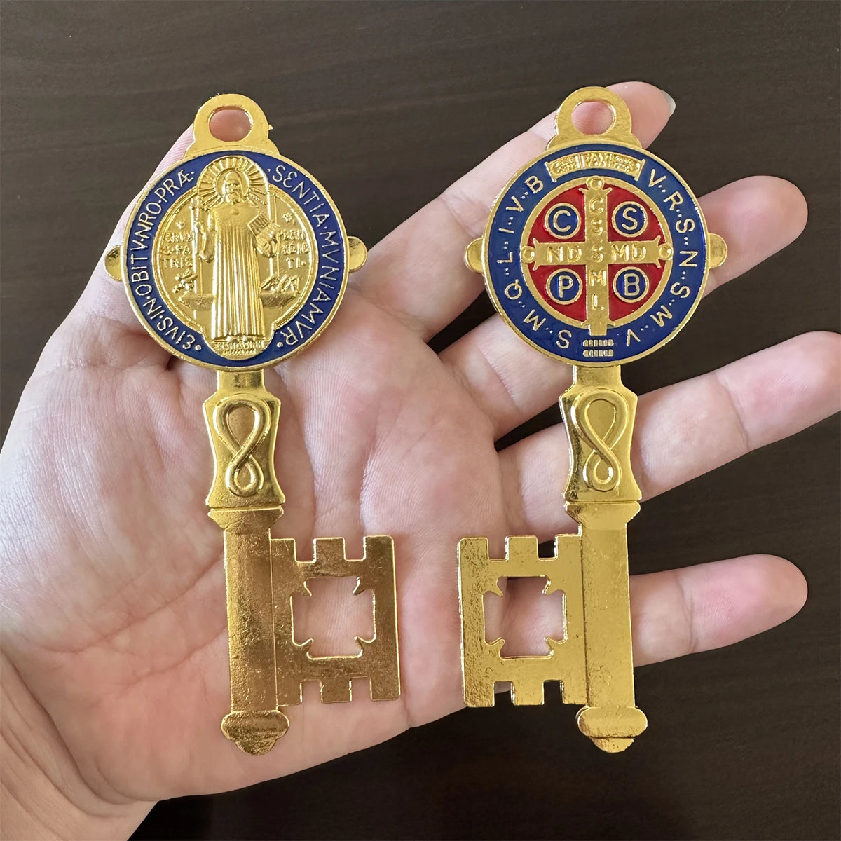 CHAVES DECORATIVAS DE SÃO BENTO – FÉ PARA O LAR | 2 PEÇAS