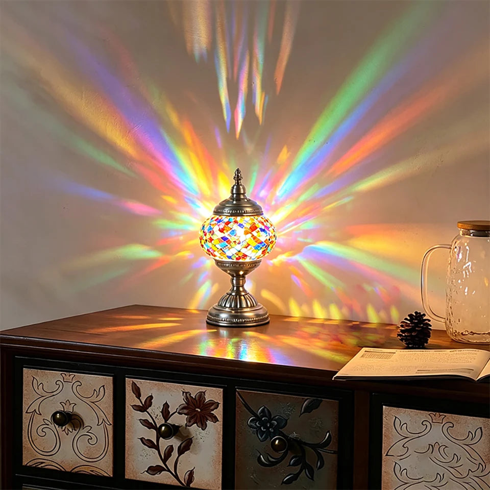 LUMINÁRIA DE MESA COM VIDRO COLORIDO — LUZ E ACOLHIMENTO