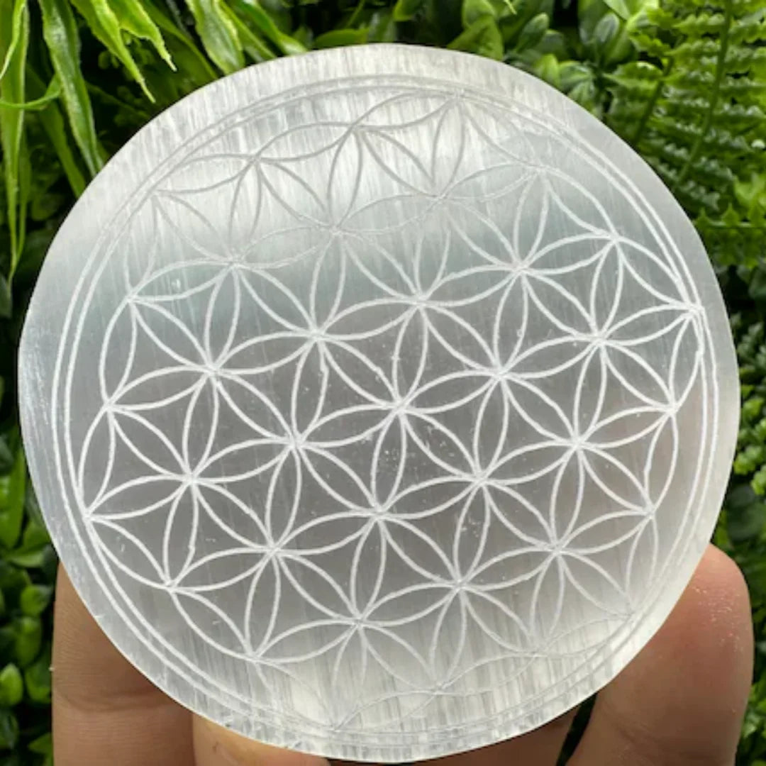 PLACA FLOR DA VIDA EM SELENITA — GEOMETRIA E CONTEMPLAÇÃO