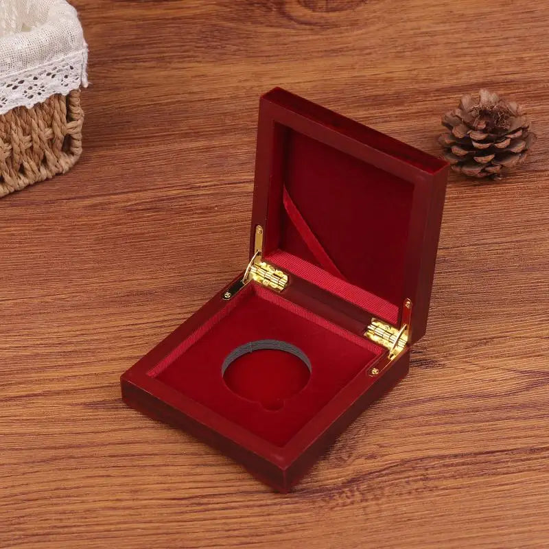 ESTOJO DE MADEIRA PARA MOEDA COM INTERIOR VERMELHO – 10 OU 12 CM