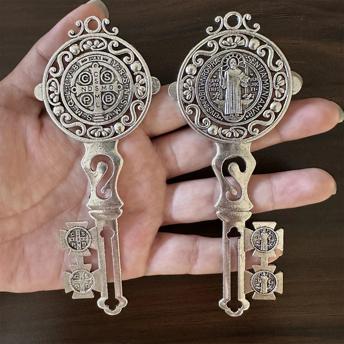 CHAVES DECORATIVAS DE SÃO BENTO – FÉ PARA O LAR | 2 PEÇAS