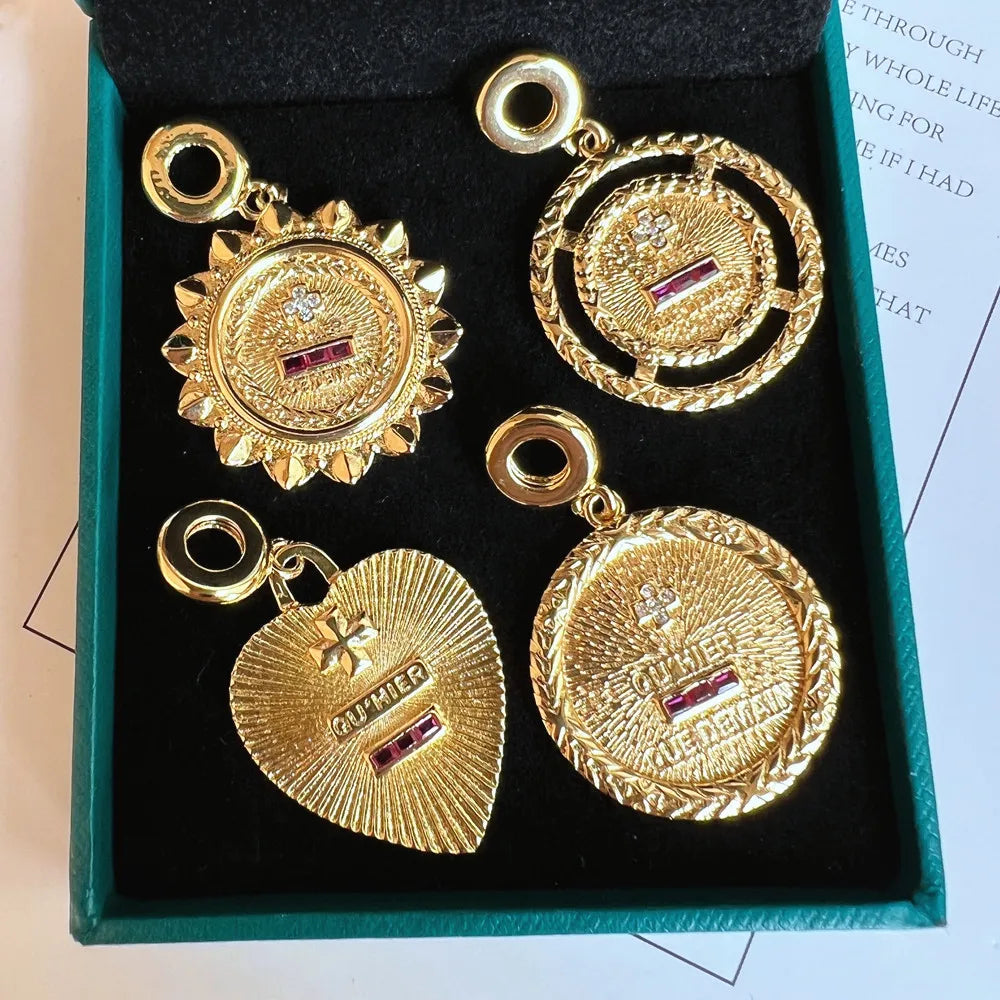 PINGENTE AMOR EM FRANCÊS BANHADO A OURO
