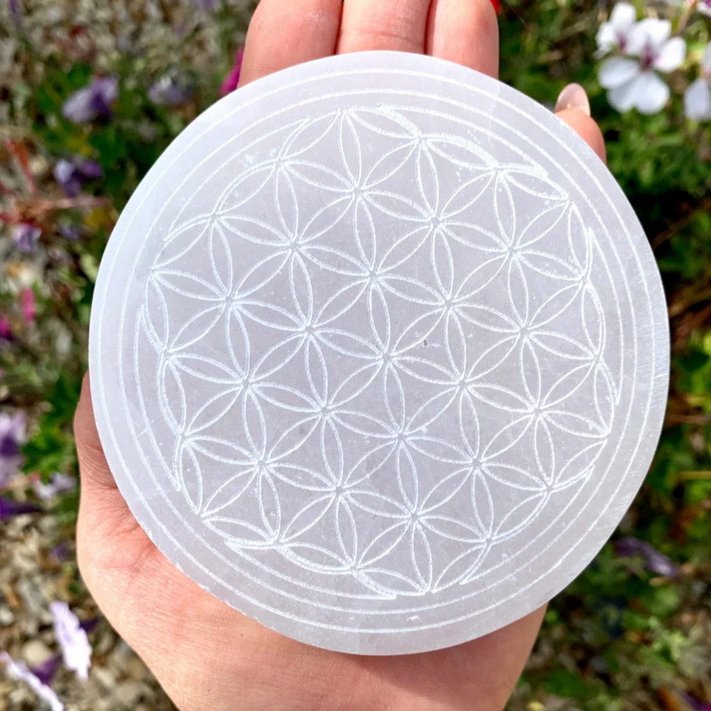 PLACA FLOR DA VIDA EM SELENITA — GEOMETRIA E CONTEMPLAÇÃO