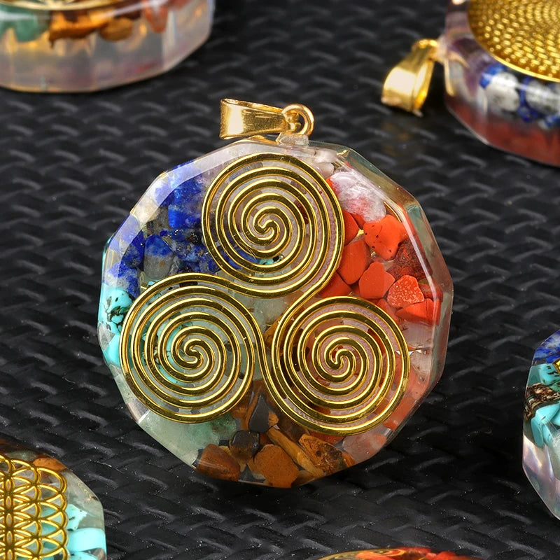 PINGENTES DE ORGONITE — COR E GEOMETRIA