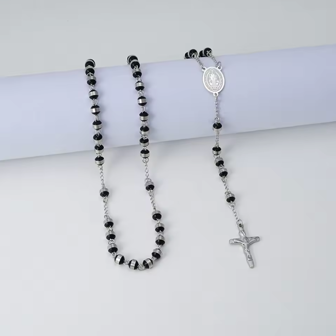 ROSÁRIO EM AÇO INOXIDÁVEL COM MEDALHA DE MARIA E CRUCIFIXO – 4 ACABAMENTOS