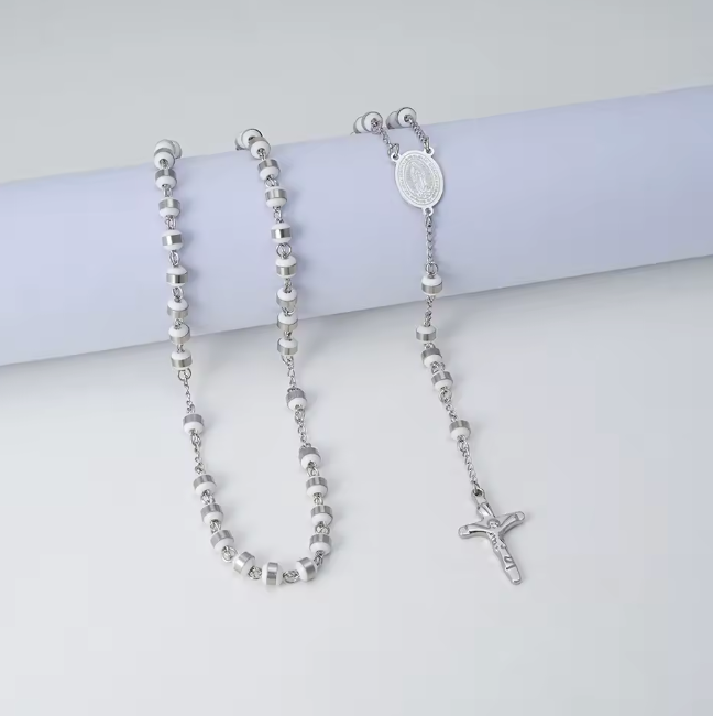 ROSÁRIO EM AÇO INOXIDÁVEL COM MEDALHA DE MARIA E CRUCIFIXO – 4 ACABAMENTOS