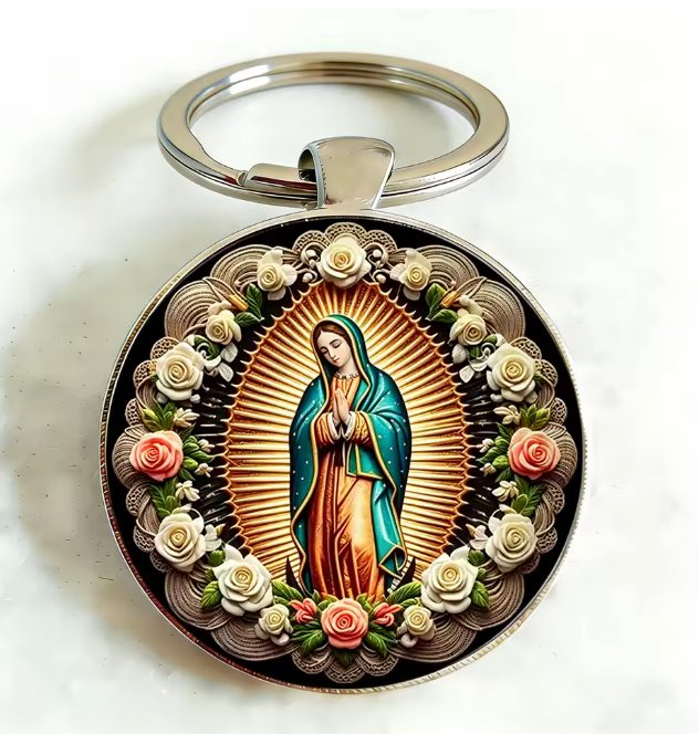 CHAVEIRO NOSSA SENHORA DE GUADALUPE COM DETALHES FLORAIS – DEVOÇÃO E PRESENÇA