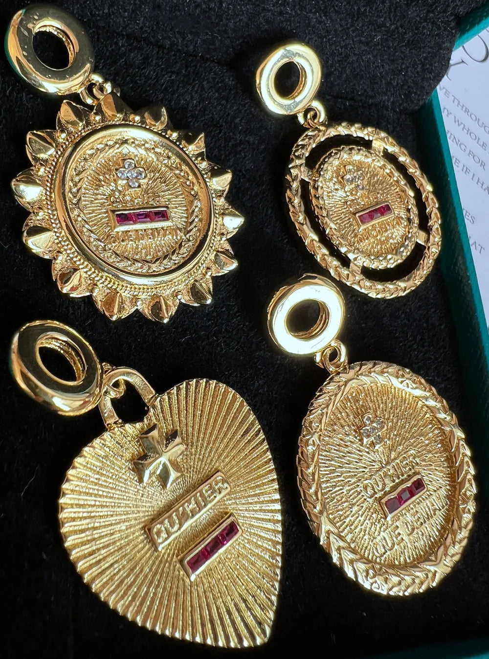 PINGENTE AMOR EM FRANCÊS BANHADO A OURO
