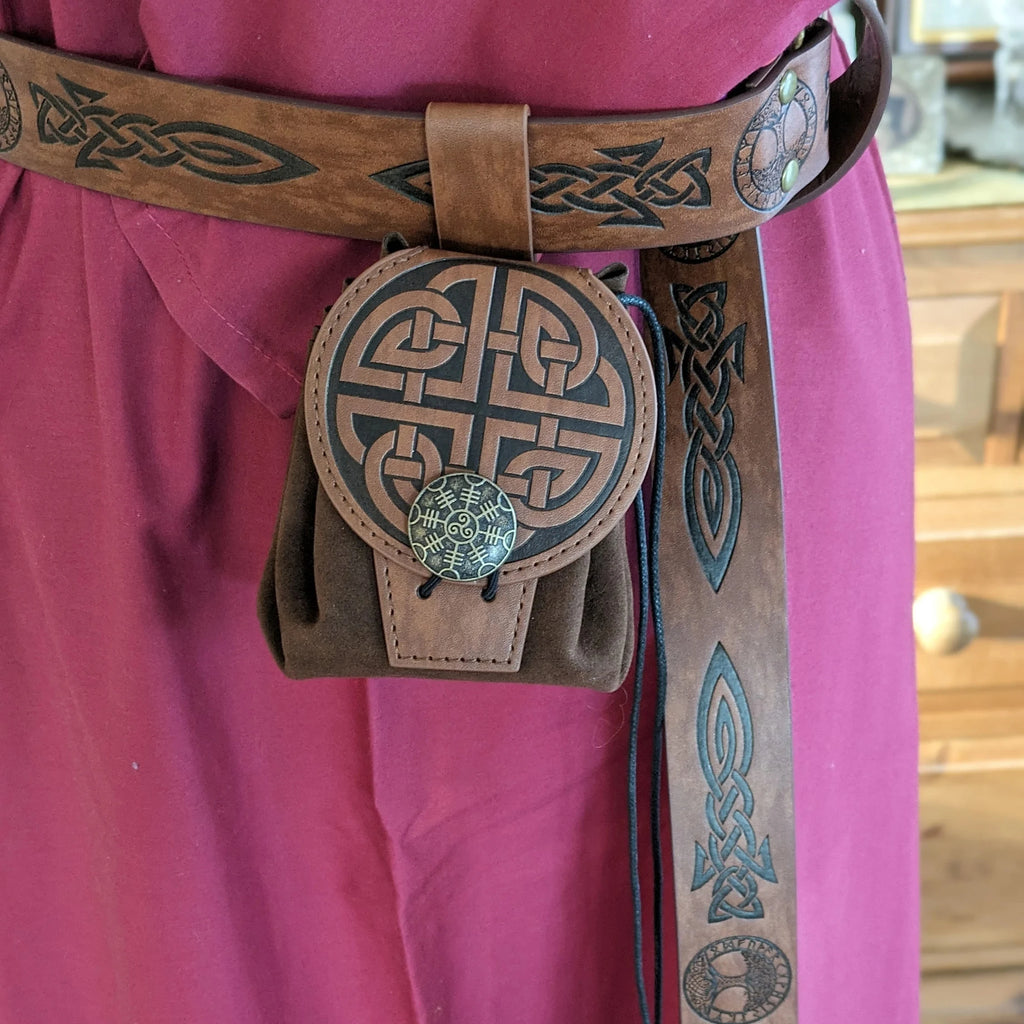 BOLSA DE CINTO MEDIEVAL EM RELEVO — HISTÓRIAS E ESTILO