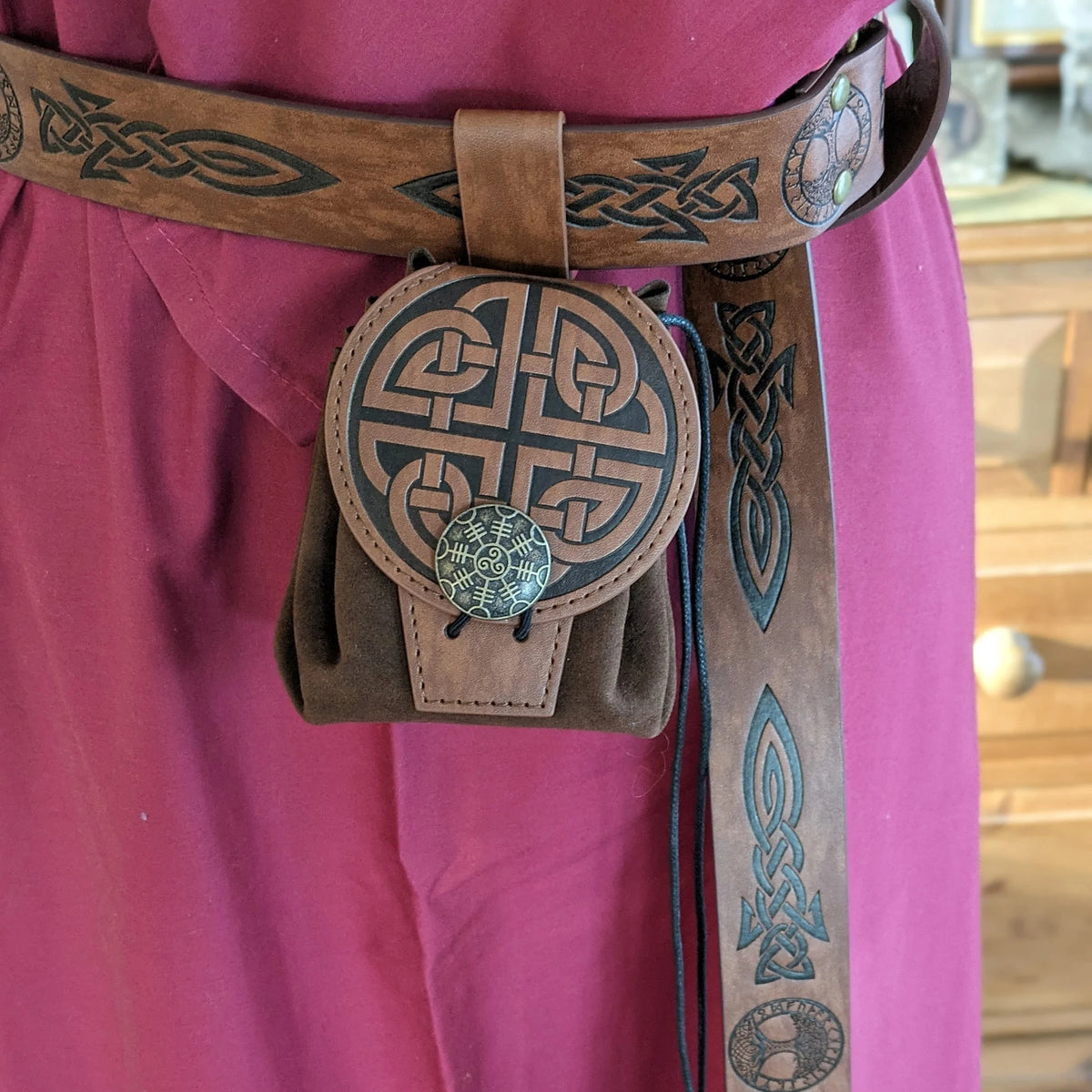 BOLSA DE CINTO MEDIEVAL EM RELEVO — HISTÓRIAS E ESTILO