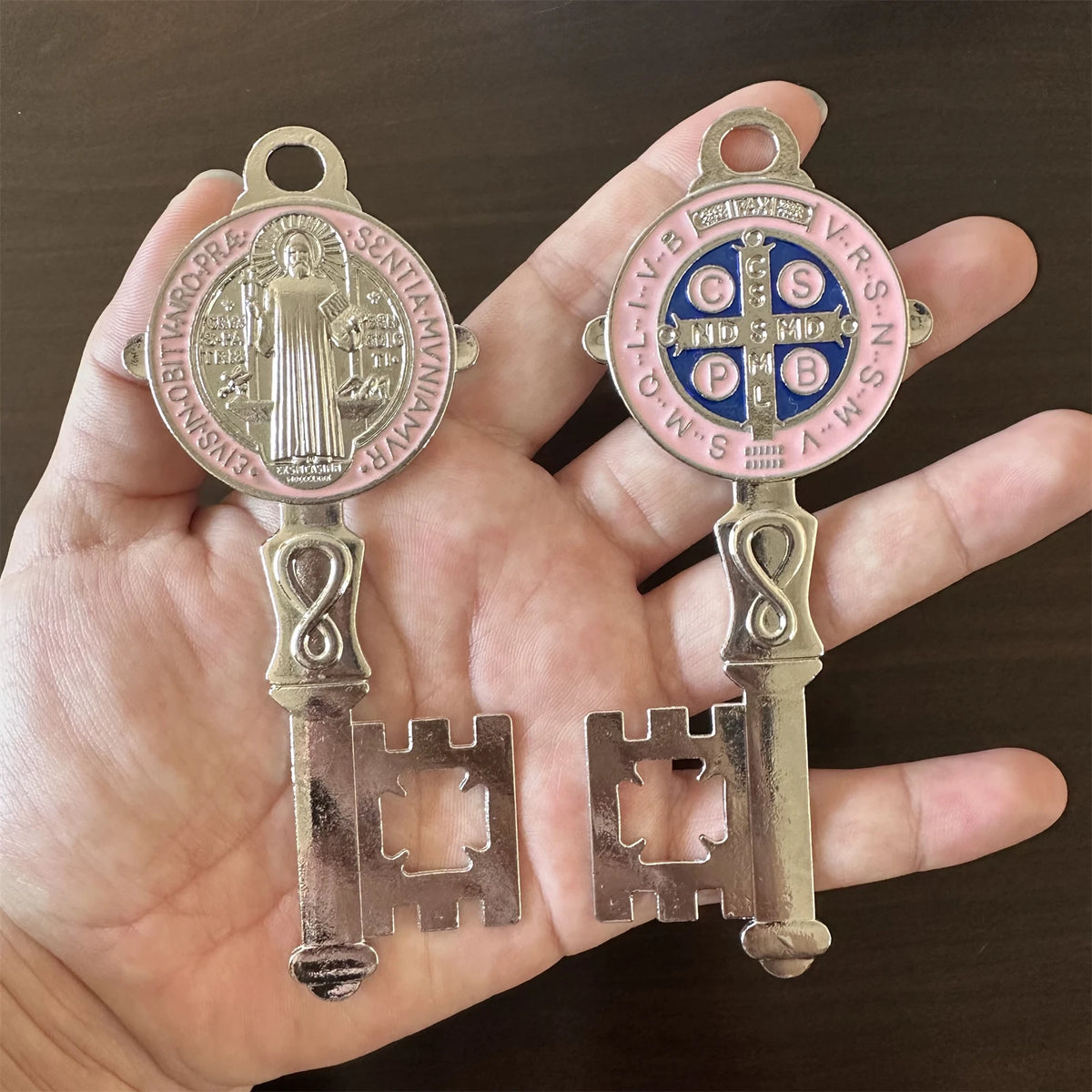 CHAVES DECORATIVAS DE SÃO BENTO – FÉ PARA O LAR | 2 PEÇAS