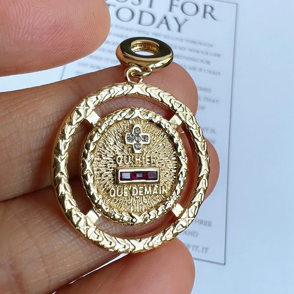 PINGENTE AMOR EM FRANCÊS BANHADO A OURO