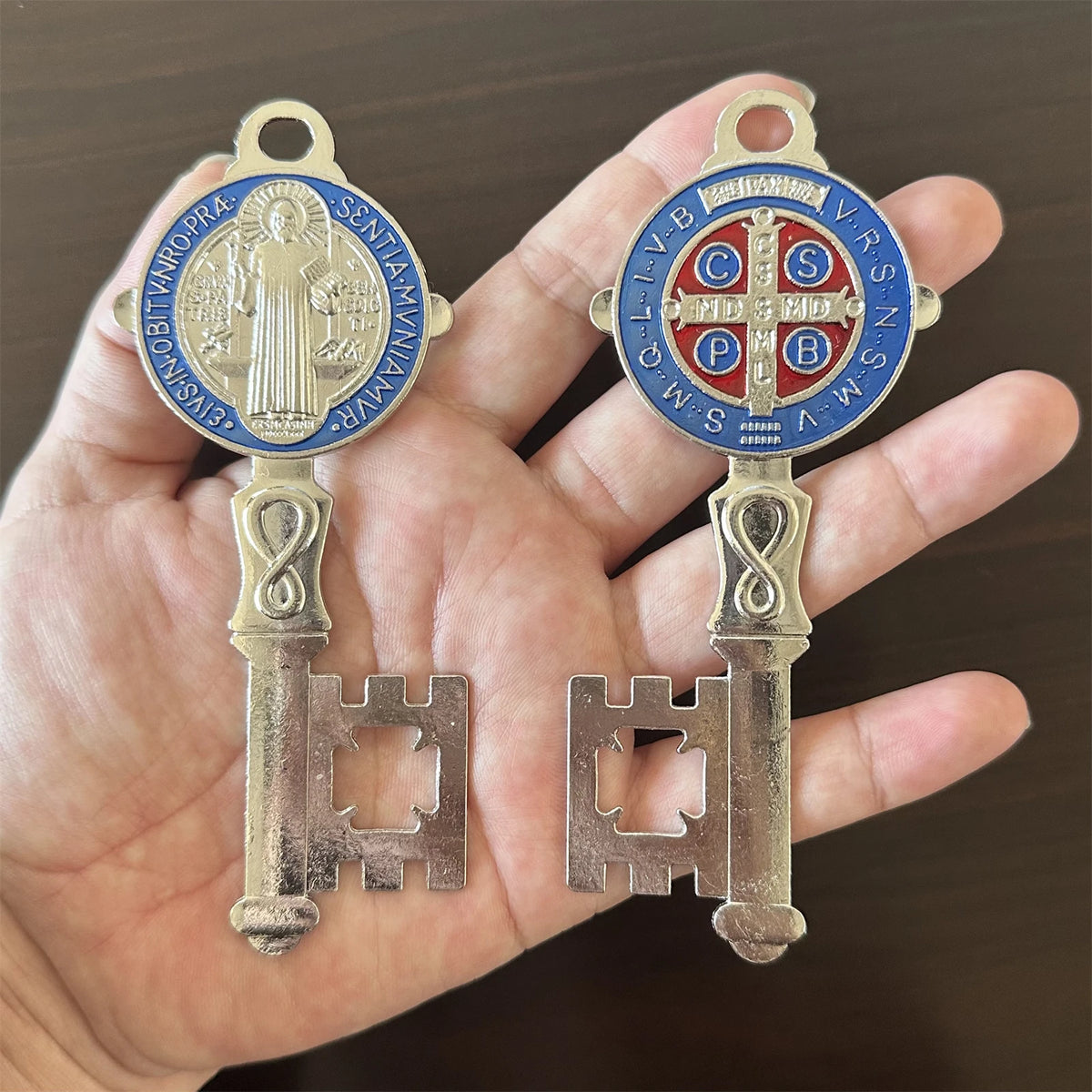 CHAVES DECORATIVAS DE SÃO BENTO – FÉ PARA O LAR | 2 PEÇAS
