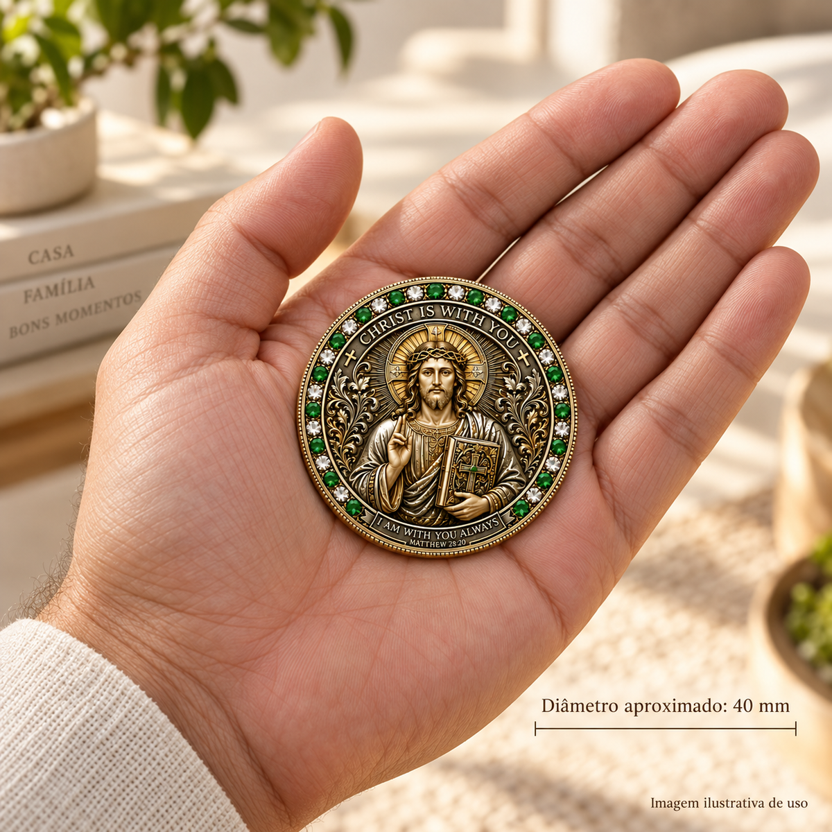 MOEDA COMEMORATIVA JESUS CRISTO E ORAÇÃO DO PAI-NOSSO – MATEUS 28:20. PRESENTE CRISTÃO DOURADO — imagem ilustrativa de uso e tamanho aproximado