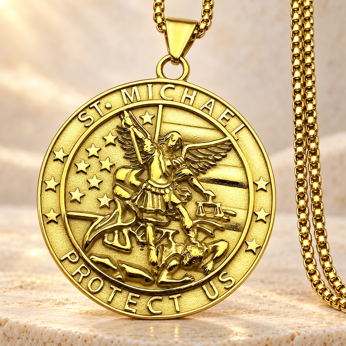 Colar de São Miguel com medalha redonda, estrelas e corrente, em acabamento dourado.