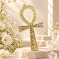 Objeto decorativo Ankh egípcio dourado em composição Aura555