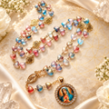 Rosário de Nossa Senhora com contas multicoloridas em composição Aura555