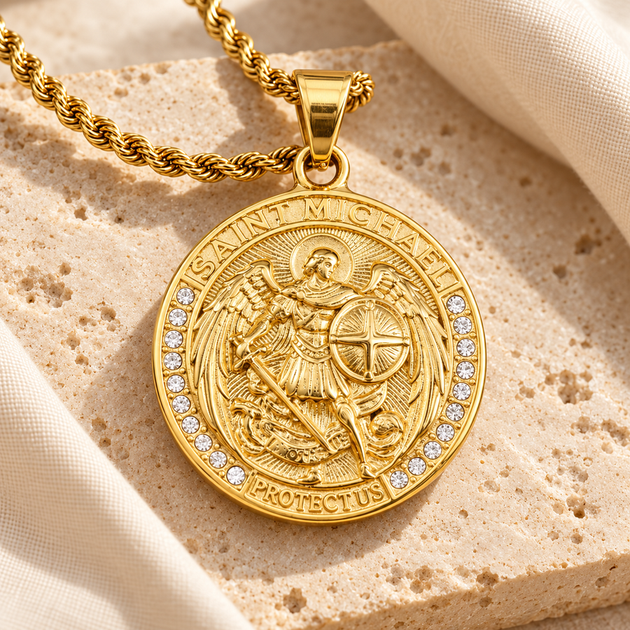 COLAR DE SÃO MIGUEL ARCANJO DOURADO EM AÇO INOXIDÁVEL COM STRASS